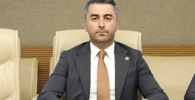 Cem Avşar CHP’ye Katılıyor: Rozetini Özgür Özel Takacak