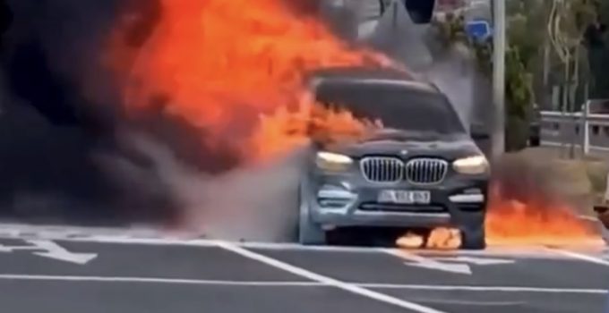 Çorlu Kavşağında Lüks Araç Alev Aldı