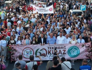 Kiraz Festivali Kortejinde İnsan Seli
