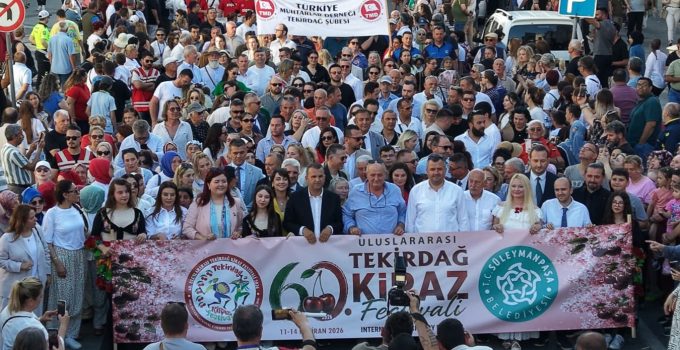Kiraz Festivali Kortejinde İnsan Seli