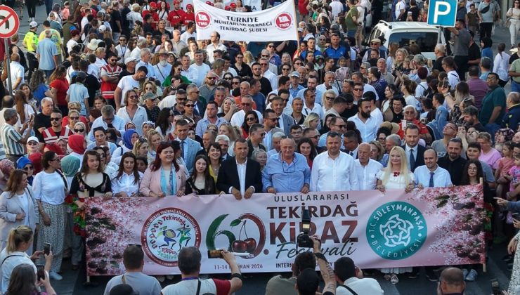 Kiraz Festivali Kortejinde İnsan Seli