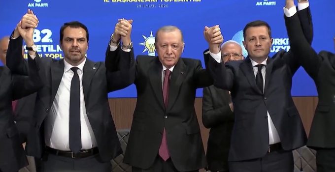 Vahap Akay AK Parti’ye Katıldı: Rozetini Erdoğan Taktı